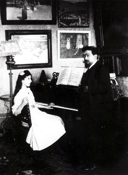 Albéniz con la que fue su alumna y luego esposa, Clara Sansoni.