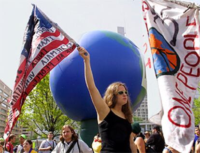 Imagen de las protestas que miles de personas han efectuado en las inmediaciones de la reunión del FMI en Washington.