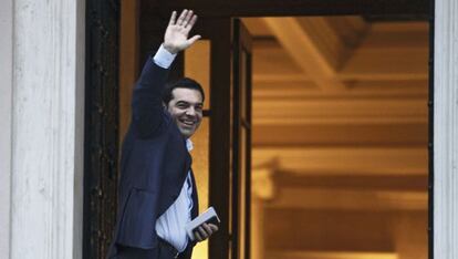 Tsipras saluda a la seva arribada a Brussel·les, aquest divendres.