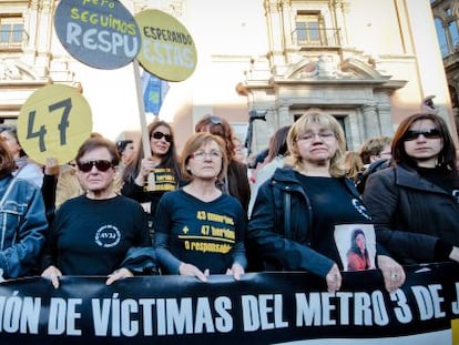 Miembros de la asociación de familiares de las víctimas del metro en una concentración.