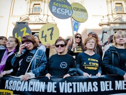 Miembros de la asociación de familiares de las víctimas del metro en una concentración.