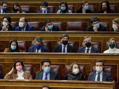 Pablo Casado, en su última sesión de control en el Congreso, rodeado de la dirección de su grupo parlamentario.