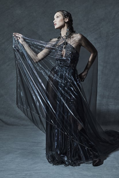 Gigi Hadid, con un modelo de alta costura del diseñador Kim Jones.