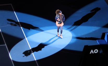 Osaka posa con el trofeo de campeona en la pista Rod Laver Arena de Melbourne.