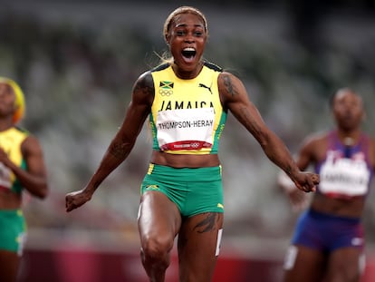 A jamaicana Elaine Thompson-Herah celebra o ouro nos 100m, no qual bateu novo recorde olímpico.