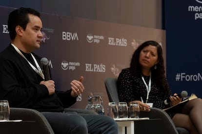 Sonia Corona y Brian Siu durante la mesa redonda sobre inclusión financiera.