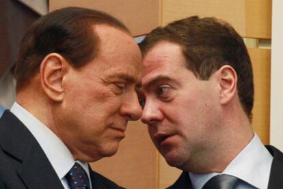 El primer ministro italiano, Silvio Berlusconi, y el presidente ruso, Dimitri Medvedev, durante una conferencia celebrada esta mañana en Sochi (Rusia).