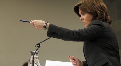 La vicepresidenta, Soraya Sáenz de Santamaría, da la palabra a un periodista en una comparecencia tras un Consejo de Ministros.