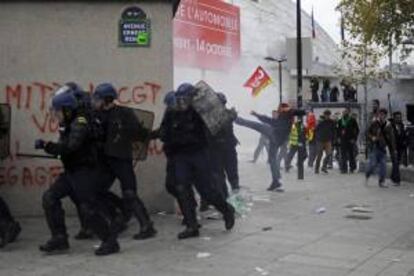 Manifestación en los alrededores del Salón del Automóvil 'Mondial de l'Automobile' de París (Francia) hoy, para protestar por la pérdida de puestos de trabajo.