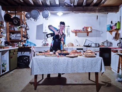 'La Última Cena de Ana'.
Los doce platos de Ana durante la 'Revol' —la fiesta que celebra el fin de la cosecha en la región francesa de Beaujolais— en el Domaine Louis-Claude Desvignes, Francia.
