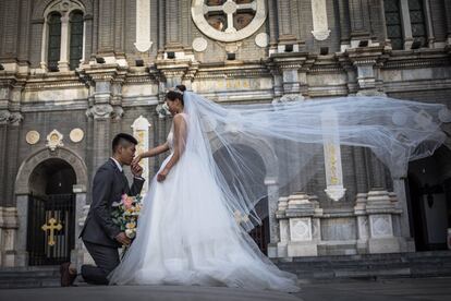 Una pareja posa para una de sus fotografías de preboda, el 27 de octubre de 2018, en Pekín (China).