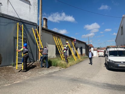 Operarios de Telefónica tienden la red de fibra óptica en Fresno de Sayago (Zamora),