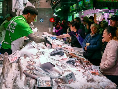 lientes en una pescadería del Mercado de Maravillas de Madrid, el 27 de marzo.