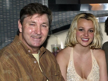 Britney Spears junto a su padre Jamie, en un casino en Las Vegas, el 4 de enero de 2006.