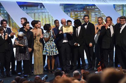 El cineasta Jacques Audiard (centro) junto con los miembros del jurado y el ganador del premio al mejor actor, Vincent Lindon (el segundo a la derecha), en la ceremonia de clausura de Cannes.