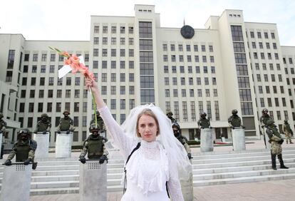 Una joven vestida de novia sostiene flores cerca del congreso bielorruso en solidaridad con los detenidos en el país.