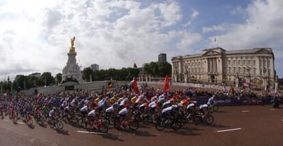 La carrera de ciclismo en ruta masculino pasa por el Buckingham Palace.