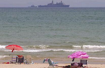 Maniobras militares en la playa de El Carmen en Barbate