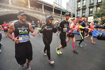 Alicia Keys (2 i) corre en la marathon.
