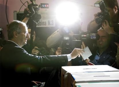 Walter Veltroni vota en Roma ante una nube de periodistas.
