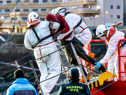 Llegada de 43 personas a bordo del barco de Salvamento marítimo Guardamar Talía al puerto de la Restinga.