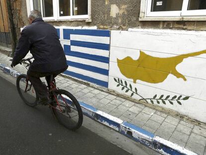 Un mural con las banderas de Grecia y Chipre, en Nicosia.