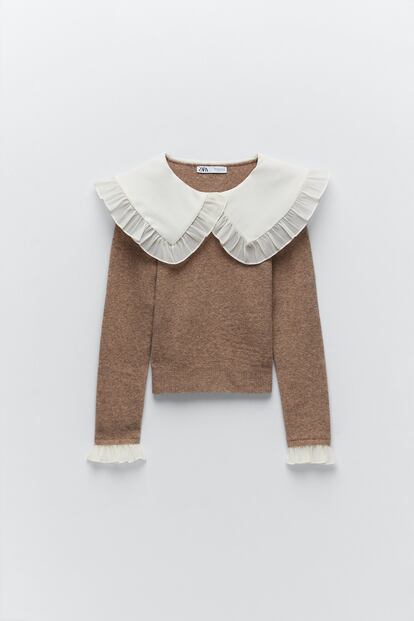 Las que buscan ahorrar tiempo (y dinero) a la hora de vestirse se sentirán más que fascinadas con este jersey de Zara con cuello romántico y puños de camisa incorporados. Antes 29,95 euros, ahora 19,99 euros.