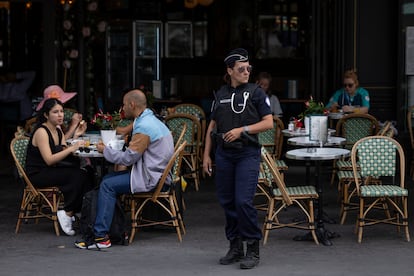 Una agente de la policía nacional francesa vigila la calle junto a la terraza de un restaurante en las inmediaciones del Arco del Triunfo, este miércoles.