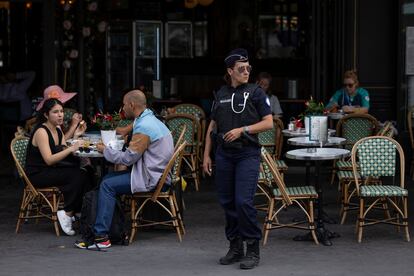 Una agente de la policía nacional francesa vigila la calle junto a la terraza de un restaurante en las inmediaciones del Arco del Triunfo, este miércoles.