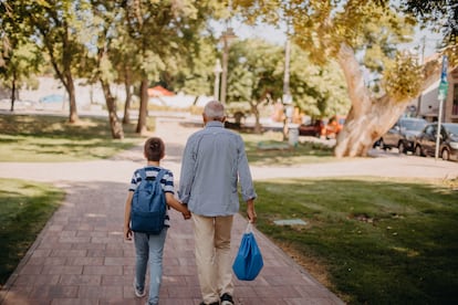 Los niños aportan vida social, alegría en la casa y nuevos temas de conversación a los mayores.