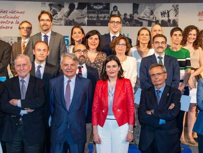 El presidente de la Fundación Mutua Madrileña, Ignacio Garralda y la ministra de Sanidad, Carmen Montón, junto a los premiados.