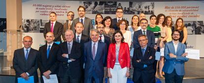 El presidente de la Fundación Mutua Madrileña, Ignacio Garralda y la ministra de Sanidad, Carmen Montón, junto a los premiados.