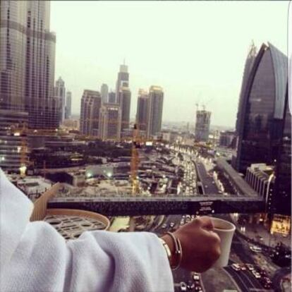 Así desayunan los jóvenes más ricos de Dubai: desde las alturas y con vistas a los imponentes rascacielos de la ciudad.