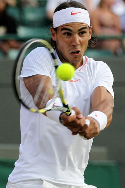 Rafael Nadal devuelve la pelota a Paul-Henri Mathieu.