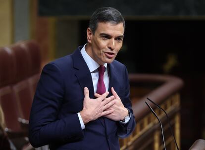 El presidente del Gobierno, Pedro Sánchez, se dirige a la bancada popular en un pleno del Congreso.