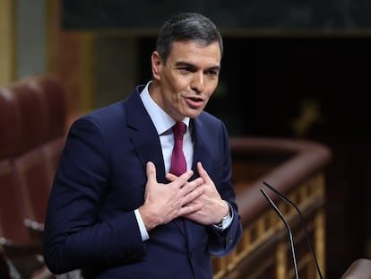 El presidente del Gobierno, Pedro Sánchez, se dirige a la bancada popular en un pleno del Congreso.