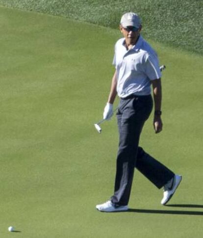 El expresidente Barack Obama jugando al golf.