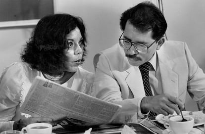 Rosario Murillo y Daniel Ortega desayunan en la Iglesia de Nuestra Señora de Guadalupe de Managua, el 02 de agosto de 1986.