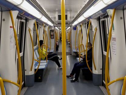  Dos viajeros en el Metro de Madrid.