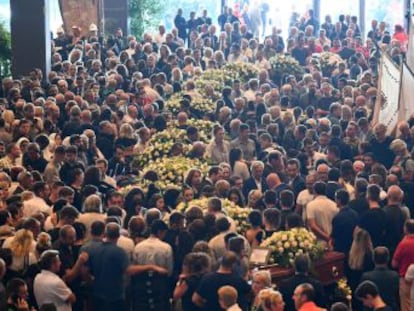 La mitad de las familias de los fallecidos rehusaron participar en el funeral de Estado al que asistieron el presidente y el primer ministro de Italia