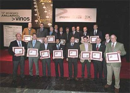 Los galardonados con los premios del décimo aniversario del <i>Anuario de los Vinos</i>.