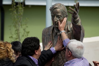 Militantes kirchneristas tocan una estatua de Néstor Kirchner erigida en Río Gallegos, ayer, en el aniversario de su muerte.
Mausoleo de Kirchner en Río Gallegos.