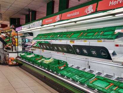 Estantes de un supermercado en Madrid, vacíos de mercancía el 10 de marzo, días antes de que se decretara el confinamiento en España.
 