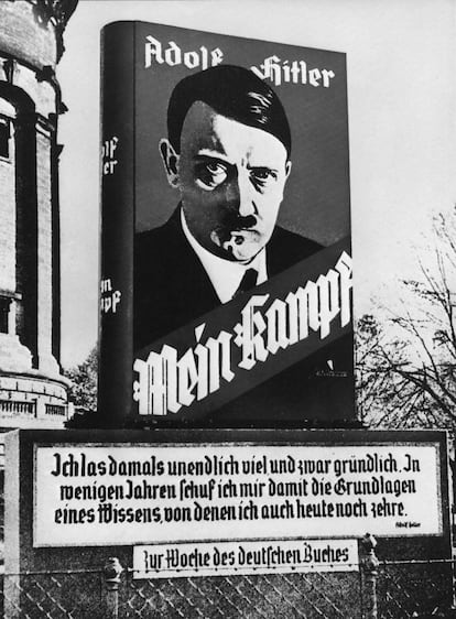 Cartel publicitario de 'Mein Kampf' en las calles de una ciudad alemana. La fotografía está fechada entre 1930 y 1939