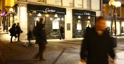 Vecinos pasean delante de una tienda de lujo en Luxemburgo.