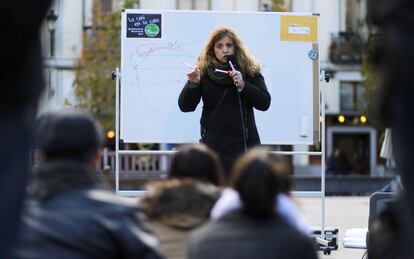 Belén Rodríguez Fonseca imparte la clase "Los niños que cambian el clima" en la plaza de Isabel II.