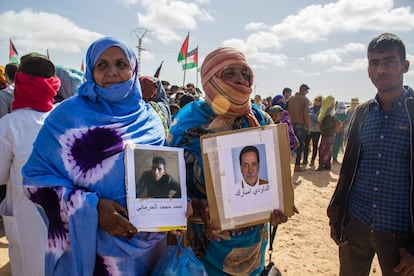 Las mujeres saharauis, aparte de organizar la dirección de los campos a través de comités y subcomités, son las activistas más implicadas. Muchas de ellas salen al desierto con las fotografías de sus amigos y desaparecidos durante los enfrentamientos con Marruecos. Desde la Asociación de Familiares de Presos y Desaparecidos Saharauis (AFAPREDESA) denuncian, a través de imágenes grabadas, la brutal represión que sufren las mujeres activistas que viven en el territorio gestionado por Marruecos. No todos los espectadores pueden aguantar la mirada ante los golpes y los allanamientos de morada de las fuerzas de seguridad marroquíes. En la fotografía, la mujer de la izquierda porta la foto de su hermano mayor y la mujer de la derecha, la de su padre, ambos desaparecidos durante la guerra contra Marruecos.