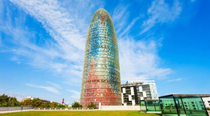 Torre Agbar de Barcelona, propiedad de Merlin Properties, donde Facebook abrirá un centro de control de contenidos tóxicos de la red social.