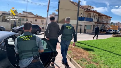 La Guardia Civil ha detenido a 102 personas en toda España a las que se les atribuye la estafa de más de 850.000 euros a 238 víctimas a través de la estafa del 'hijo en apuros'. En la imagen, una fotografía de la operación tomada por la Guardia Civil.