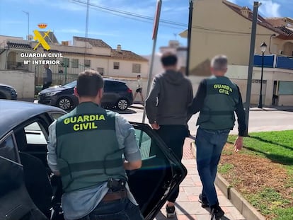 La Guardia Civil ha detenido a 102 personas en toda España a las que se les atribuye la estafa de más de 850.000 euros a 238 víctimas a través de la estafa del 'hijo en apuros'. En la imagen, una fotografía de la operación tomada por la Guardia Civil.